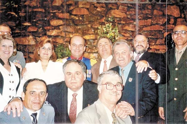 Recebi do amigo João Guilherme esta foto de alguns dos francanos que serviram no Batalhão da Guarda Presidencial, em Brasília. Esta foto foi tirada há dez anos, quando houve um dos costumeiros encontros do pessoal. Em pé, da esquerda para a direita, dona 